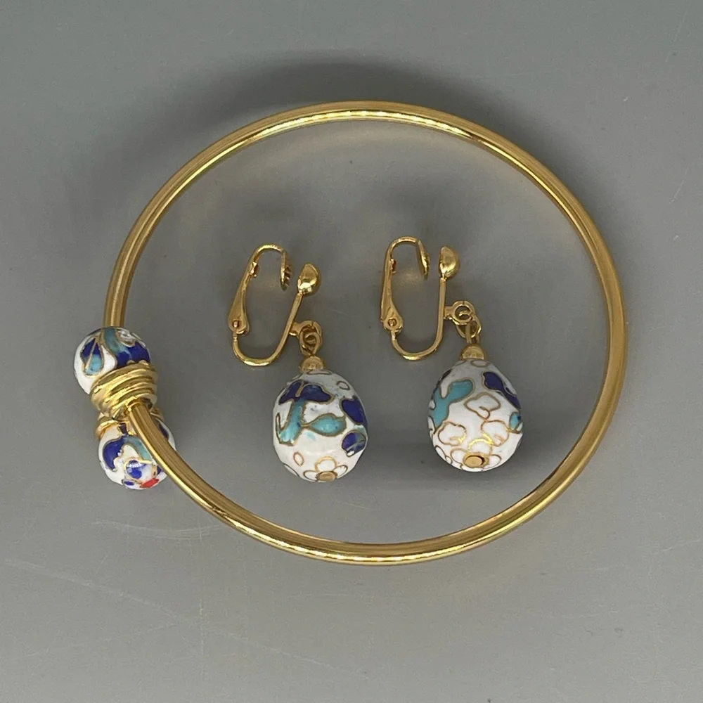 !!SOLD!! Vintage Avon White Blue Cloisonné Easter Egg Clip Earrings Bracelet - Picture 1 of 10